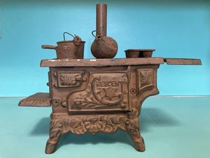 Fornello miniatura ghisa mezzaluna vintage forno cucina casa delle bambole pentole padelle bollitore + - Foto 1 di 12