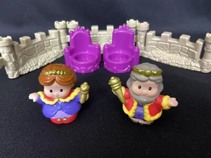 Fisher Price Little People Royal King & Queen W/ Thrones In Courtyard - Foto 1 di 4