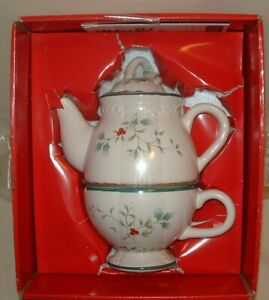 Pfaltzgraff  Winterberry Tea Pot For One With Christmas Mug Holly Berry Design