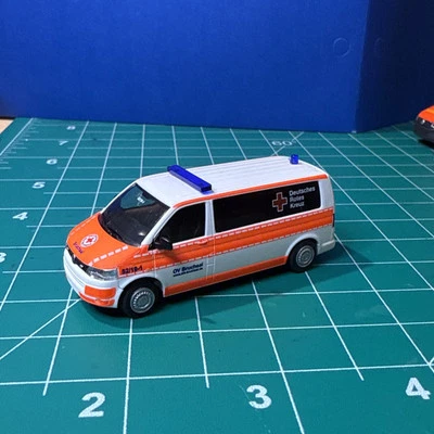 Vehículo de emergencia Volkswagen Cruz Roja Alemana escala HO 1:87 Rietze Foto 1 de 4