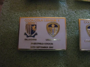 RARO ANTIGUO 2007 LEEDS UNITED V GILLINGHAM CLUB DE FÚTBOL ESMALTE BROCHE INSIGNIA - Imagen 1 de 1