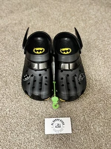 Herren 12 Crocs Batman Batmobile Classic Clog 210219-001 Schwarz Unisex Schuh NEU - Bild 1 von 5