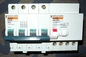 DISJONCTEUR DIFFERENTIEL 4P. TETRAPOLAIRE 25A 30mA COURBE D MERLIN GERIN PC.10KA - Imagen 1 de 4