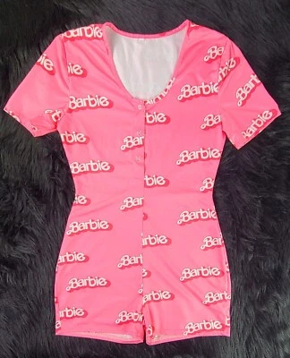 BARBIE PRINT ONE PEICE SNAP STRETCH (S) ROSA Foto 1 de 4