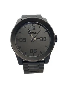Reloj de cuarzo para hombre NIXON THE CORPORAL esfera gris analógico cara redonda de Japón - Imagen 1 de 5