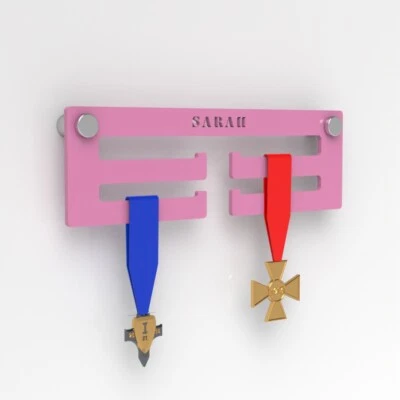 PLEXICO Personalisierter Medaillenaufhänger/Rosa Acryl Doppelmedaillenaufhänger/Halter