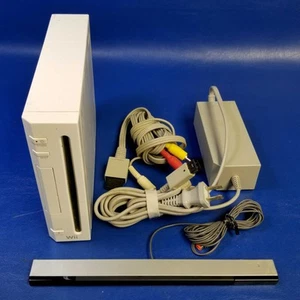 Nintendo Wii Spielkonsole RVL-001 (USA) weiß mit Netzteil AV-Kabel und IR-Sensor - Bild 1 von 8