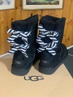 NUEVO EN CAJA-UGG CLÁSICO CORTO BAILEY BOW RAYAS NEGRO BOTAS MUJER EE. UU. 6/UE 37 Foto 1 de 4