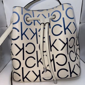 Bolso Bandolera Calvin Klein Gabrianna Blanco Azul Ombré Logo Cordón Usado en Excelente Condición - Imagen 1 de 6