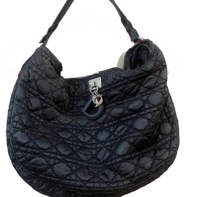 Encantador bolso hobo CHRISTIAN DIOR negro satinado Cannage Foto 1 de 4