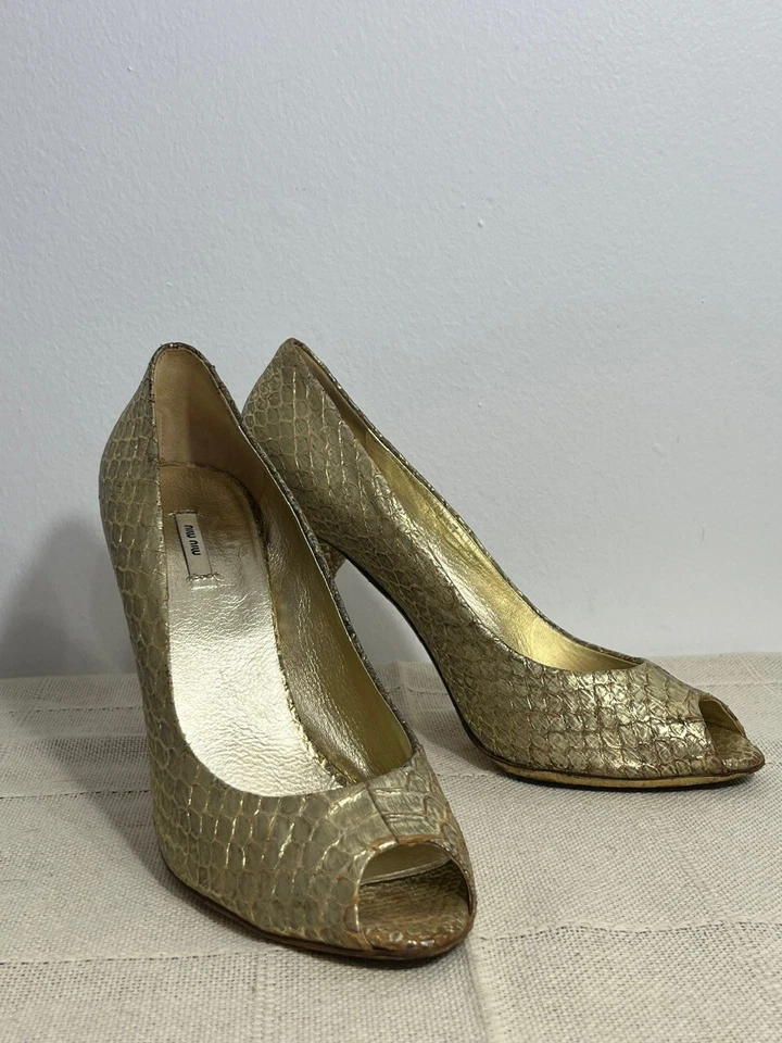 Miu Miu Tacones Peep-Toe de Cuero de Serpiente Dorado, Talla 38 (US 8) - Hecho en Italia Foto 1 de 4
