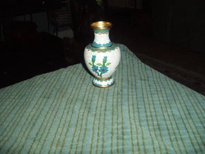 Vintage FLOWERED CHINESE CLOISONNE MINI VASE 4" W/ White, Pink & Green VG ! - Picture 1 of 7