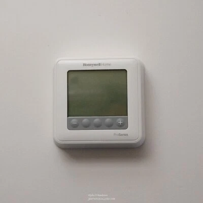 Honeywell Home T6 Pro Series Programmable Thermostat TH6220U2000 - Image 1 of 4