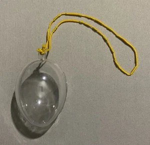 Vintage 1989 klar Kunststoff Osterei Ornament mit gelbem elastischem Aufhänger (Deutschland) - Bild 1 von 4
