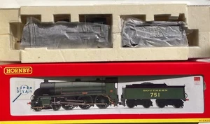 00 Gauge Hornby R2723X 4-6-0 SR Green Class N15 #751 “ETARRE" DCC FITTED BNMIB - Foto 1 di 10