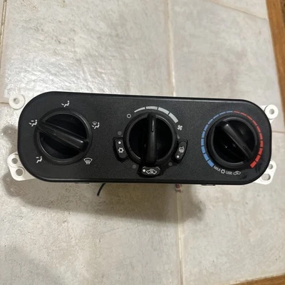 2007-2010 Jeep Wrangler JK Heater A/C Climate Control Unit P55111840AD OEM - Image 1 of 4