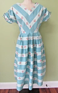 VINTAGE 1950'S FIT & FLAIR BLUE FLORAL CHEVRON DRESS / 40" BUST MEASURE - Picture 1 of 10