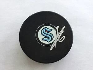 Disco de hockey Seattle Kraken firmado autografiado por Adam Larsson a - Imagen 1 de 1
