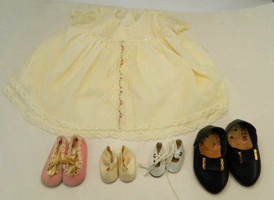 Vestido para bebé niña o muñeca amarillo de nailon con encaje mangas cortas y 4 zapatos para muñeca LEER Foto 1 de 4