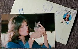 JACLYN SMITH - HANDWRITTEN MESSAGE ON AUTOGRAPHED 1981 FAN CARD CHARLIE'S ANGELS - Picture 1 of 3