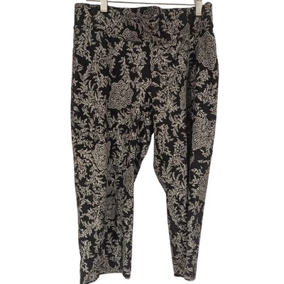 Lands' End Floral Print Crop Pants Casual Comfy Everyday Black White M/P - Image 1 of 4