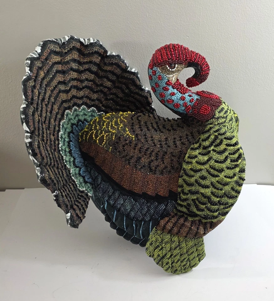 Almohada de pavo con cuentas John Derian Target 2023 16" Foto 1 de 4