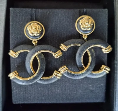 Pendientes colgantes Chanel 22A cuero negro oro CC camelia Foto 1 de 4