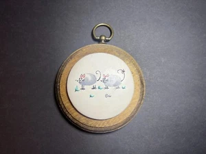 Placa de arte de pared vintage HN pintada a mano redonda de madera con huella digital gatos 4,5" - Imagen 1 de 3