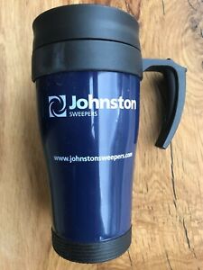 Tasse de voyage isolée avec logo balayeuses Johnston couleur bleu foncé