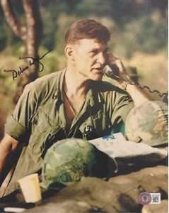 "FOTO DE PELÍCULA BECKETT CERTIFICADO ""PELOTÓN"" ASESOR DE GUERRA Y ACTOR DE 8x10 CERTIFICADO DE AUTENTICIDAD BAJO - Imagen 1 de 2