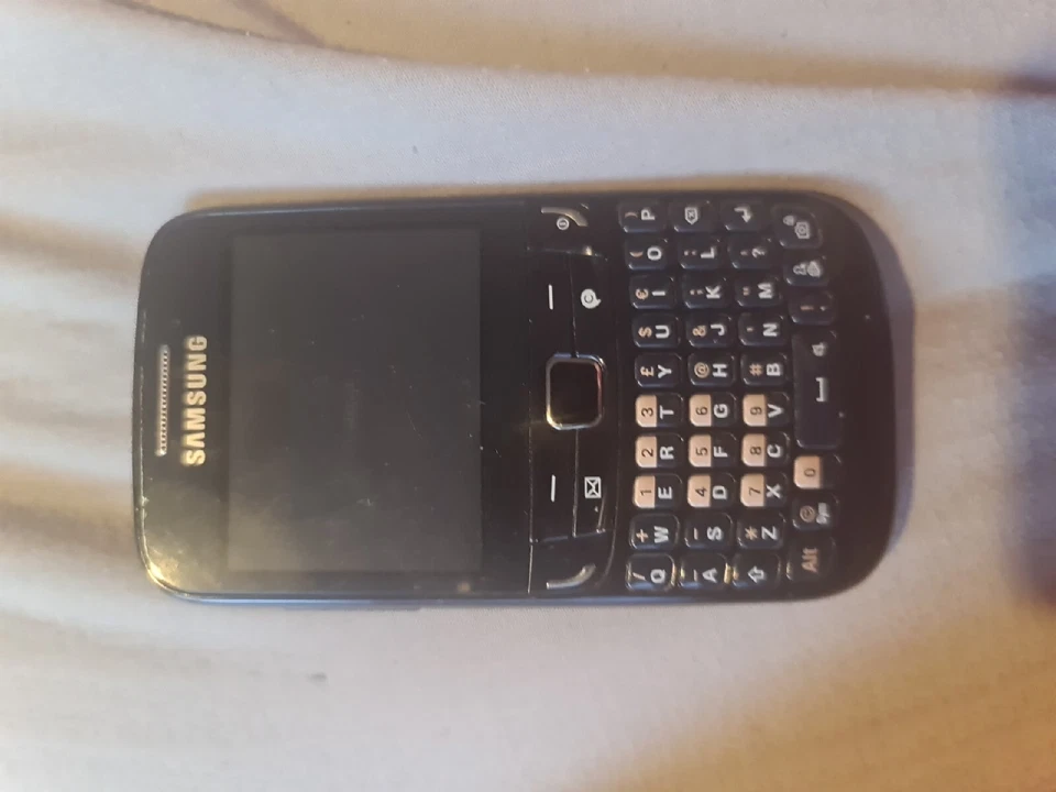 Nostalgic 2000s Samsung Chat 3570 - Ceramic Black Mobile Phone - Image 1 of 2