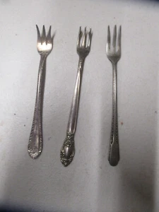 Cocktail Forks 3 Count Oneida Cavalier & Reed Burton - Picture 1 of 3