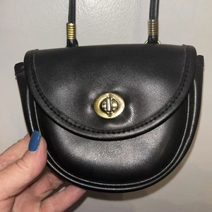 Borsa a tracolla FAUX Coach Mini Watson in pelle nera e ottone con chiusura girevole - Foto 1 di 13