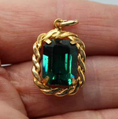 Ancien Pendentif en Plaqué Or Jaune Orné d'un Verre Taillé Vert - Photo 1/4