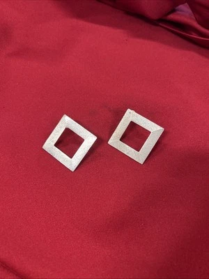 Pendientes colgantes cuadrados con centro hueco Sheila Fajl en tono plateado Foto 1 de 4