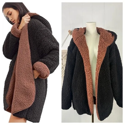 Jaqueta de pelúcia Urban Outfitters reversível com capuz M/L preta marrom Sherpa - Imagem 1 de 4