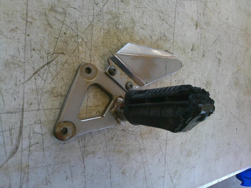 Reposapiés delantero izquierdo suzuki gs500e 1989-2000 Foto 1 de 4