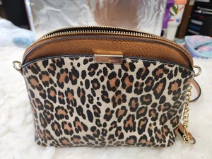Bandolera pequeña cúpula con estampado de cachemira de leopardo con correa de cadena clásica tostada/bronceada - Imagen 1 de 5