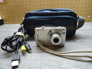 SILVER SONY CYBERSHOT 7.2 MP DIGITAL CAMERA DSC-W70 - Picture 1 of 7