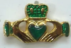 Irische Claddagh Anstecknadel in Goldplatte von OSC tolles St. Patricks Day Geschenk NEU - Bild 1 von 3
