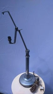 ancienne lampe industrielle. Old industrial lamp - Photo 1 sur 1