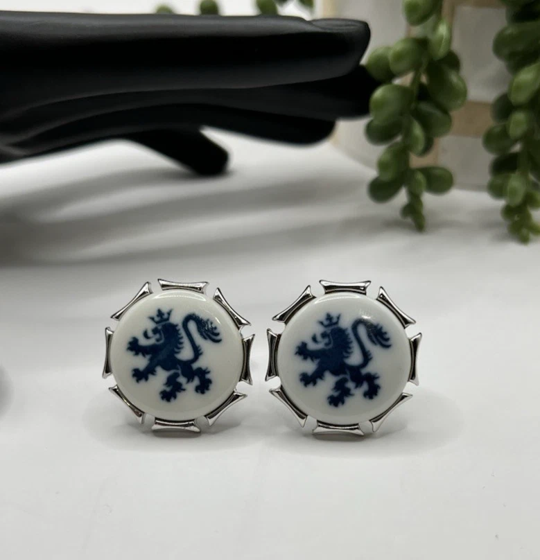 Gemelos de porcelana Royal Copenhagen Blue Rampart Lion sobre blanco vintage Foto 1 de 4