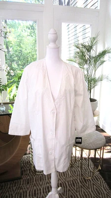 NWT CHEROKEE WHITE  SCRUB JACKET WOMEN XL EMBROIDERED 3/4 SLEEVE MD/NURSE - Image 1 of 4