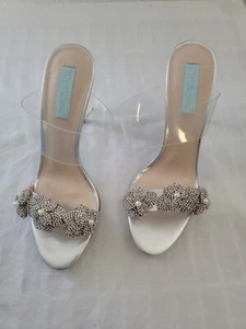 Sandalia de tacón SB-ADEL para mujer Blue by Betsey Johnson, metal plateado, 8 M EE. UU. - Imagen 1 de 6