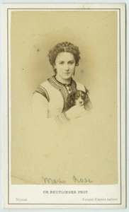 CDV circa 1870 Reutlinger à Paris. La cantatrice Marie Roze. Petit chien. Opéra. - Picture 1 of 2