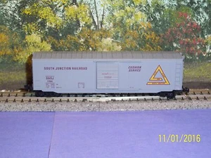 MICRO-TRAINS N SCALE  50' STANDARD SINGLE DOOR BOX CAR SOUTH JUNCTION RAILROAD - Picture 1 of 3
