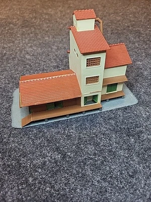 POLA Factory Agricultural Elevator N Scale 1:160 European German Fully Assembled - Image 1 of 4