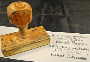 The Queen Of Hearts Hotel & Casino Las Vegas Address Wooden Ink Stamper - Foto 1 di 6
