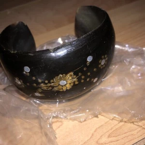 Bangle Cuff Old Vintage Bracelet Gold Flower Inlay Seems Like Plastic / Resin506 - Picture 1 of 7