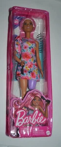 2023 BARBIE FASHIONISTAS #189 CABELLO ROSA VESTIDO FLORAL TIENE PIERNA PROTÉSICA - Imagen 1 de 4